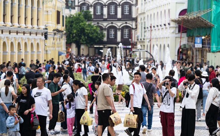 风雨中的热情——澳门迎来“五一”假期首批游客