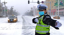 降雪已達(dá)到暴雪量級 中國“北極”漠河戰(zhàn)風(fēng)斗雪保民生