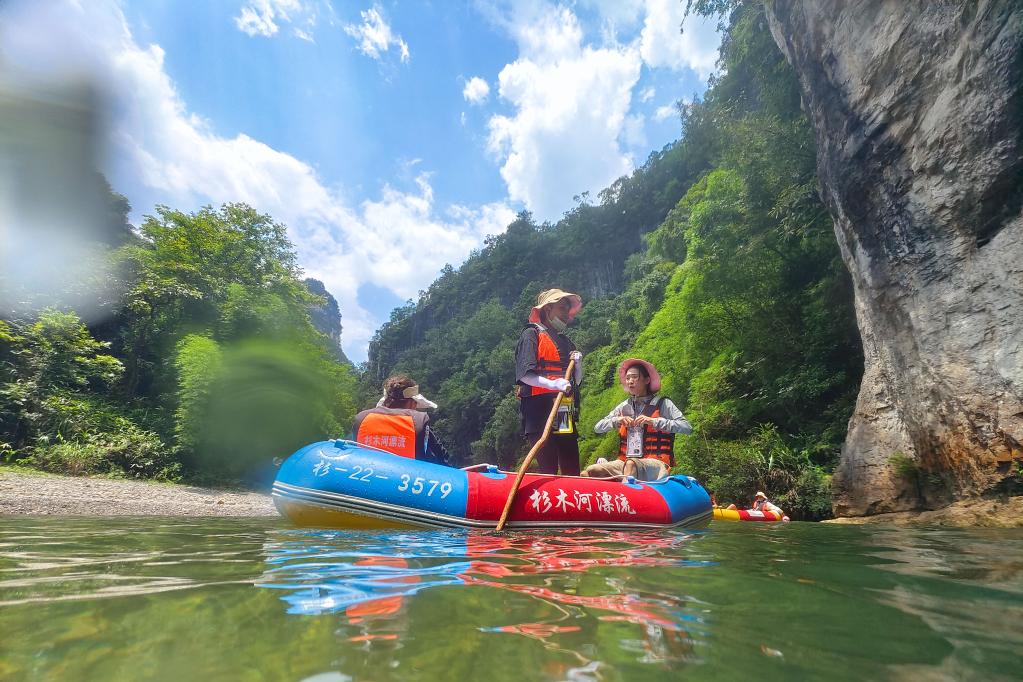 貴州施秉：避暑漂流正當(dāng)時