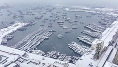 山東榮成：漁船歸港躲避風雪