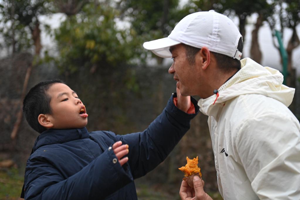 新華全媒+丨這位父親，推著兒子跑過56個馬拉松