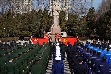 “把雷鋒精神代代傳承下去！”——軍地青年典型代表祭掃雷鋒墓側記