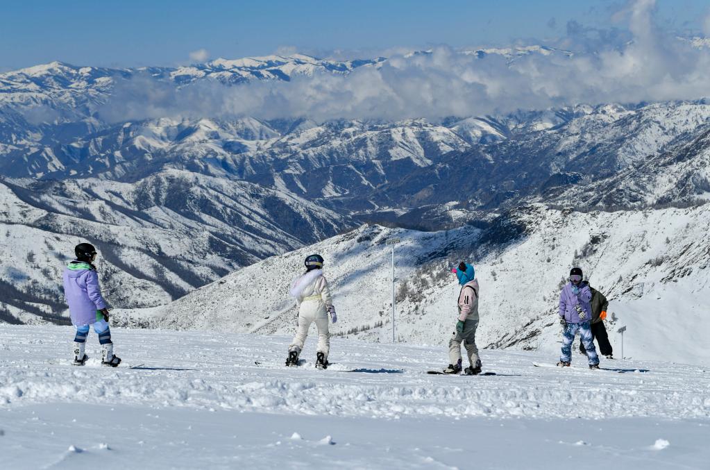 新華全媒＋丨四月，在新疆可可托海弄雪