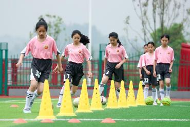 四川華鎣：校園女子足球隊(duì)逐夢(mèng)綠茵場