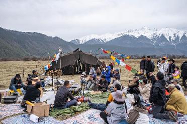 在巴松措體驗(yàn)露營生活