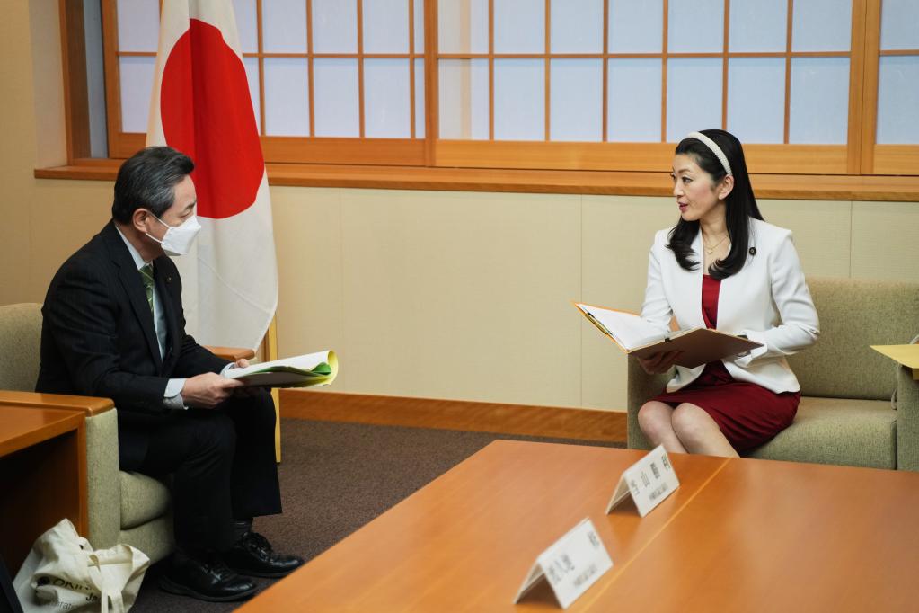 日本沖繩縣議員代表團向日本政府遞交和平外交意見決議書