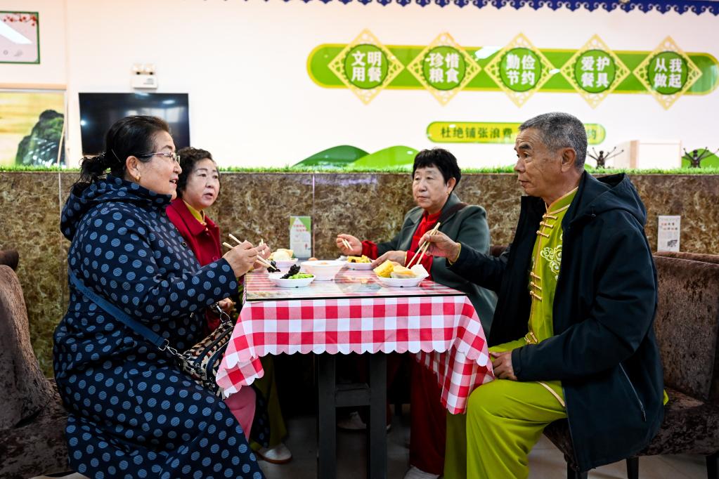 內(nèi)蒙古伊金霍洛旗：為老年人提供貼心用餐服務