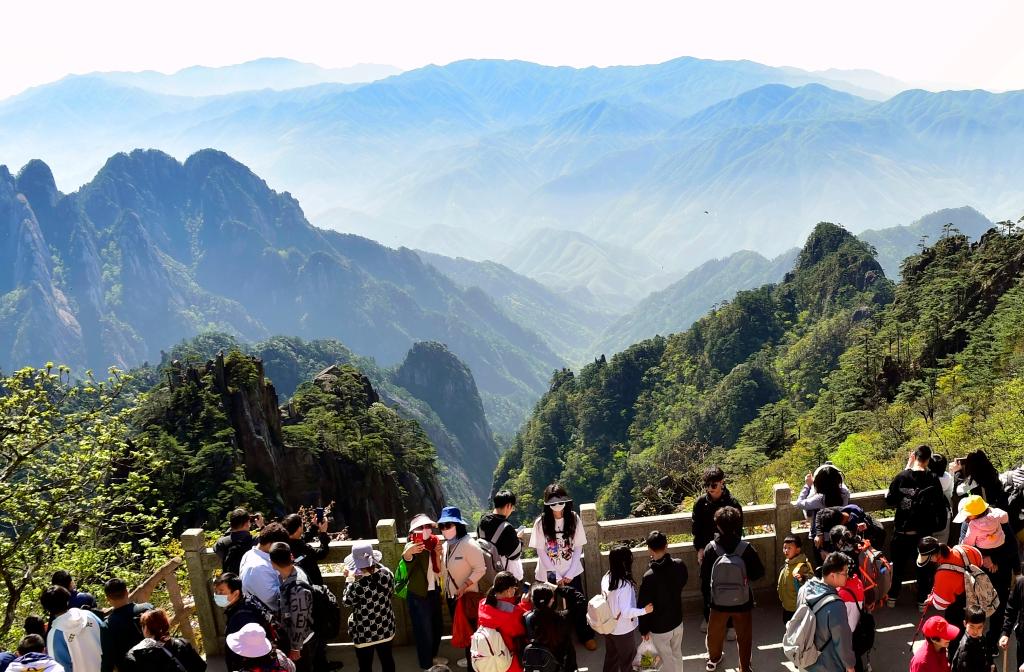 詩(shī)意中國(guó)丨登黃山天下無山