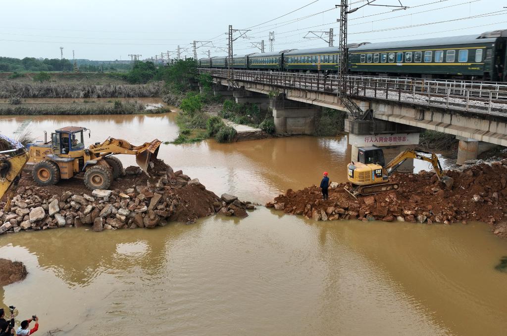 江西豐城京九線(xiàn)鐵路橋下河堤潰口順利合龍