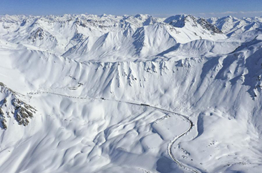 雪滿天山路