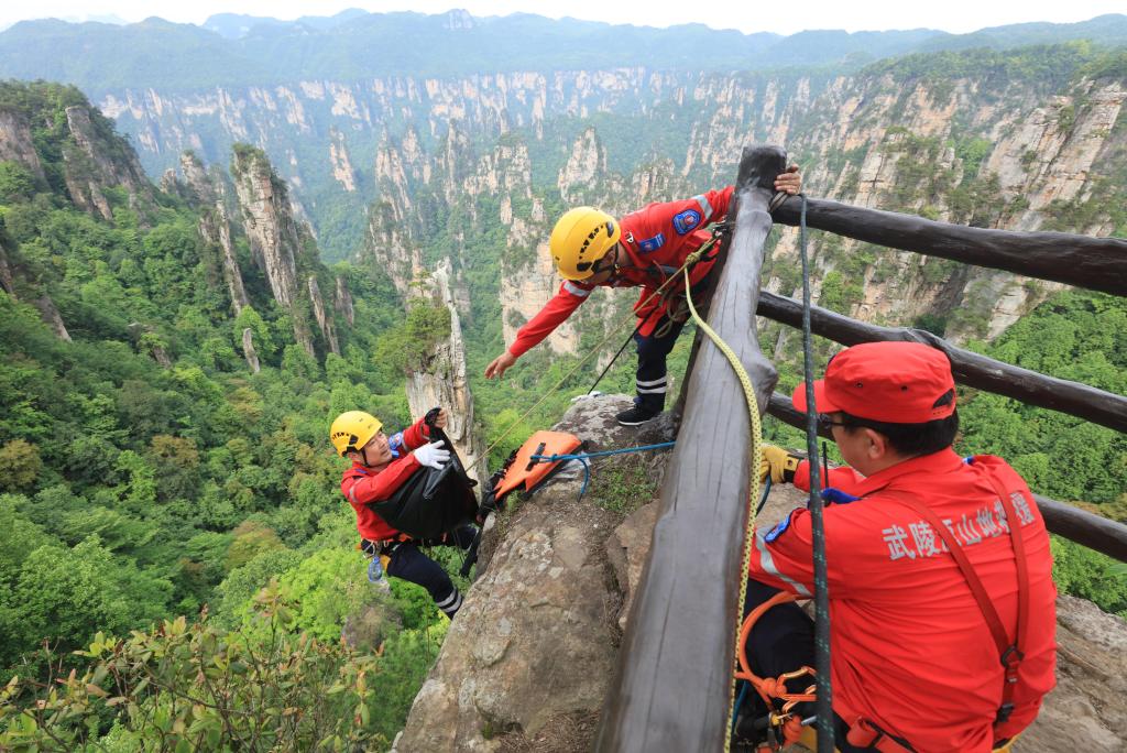 湖南張家界：峭壁索降呵護生態(tài)環(huán)境