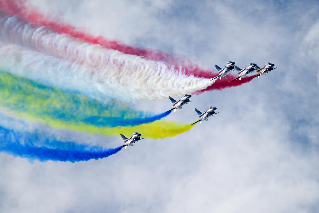 蘭卡威海空展：八一飛行表演隊再度登場