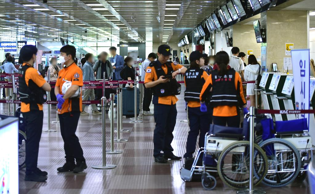 韓國(guó)一客機(jī)降落前艙門被打開(kāi) 9名乘客被送醫(yī)