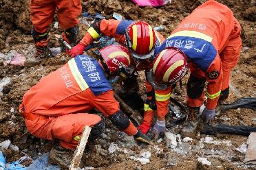 四川樂(lè)山金口河發(fā)生高位山體垮塌造成19人遇難