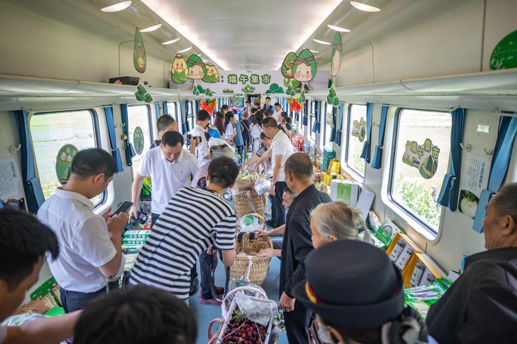 “慢火車(chē)”上旅客“逛集市” 包粽子體驗(yàn)端午民俗