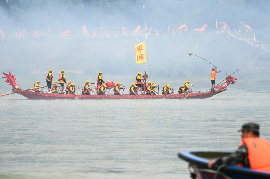 龍舟競渡漢江上