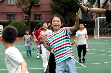 上海：緩解暑期“看護難” 小學(xué)生愛心暑托班開班