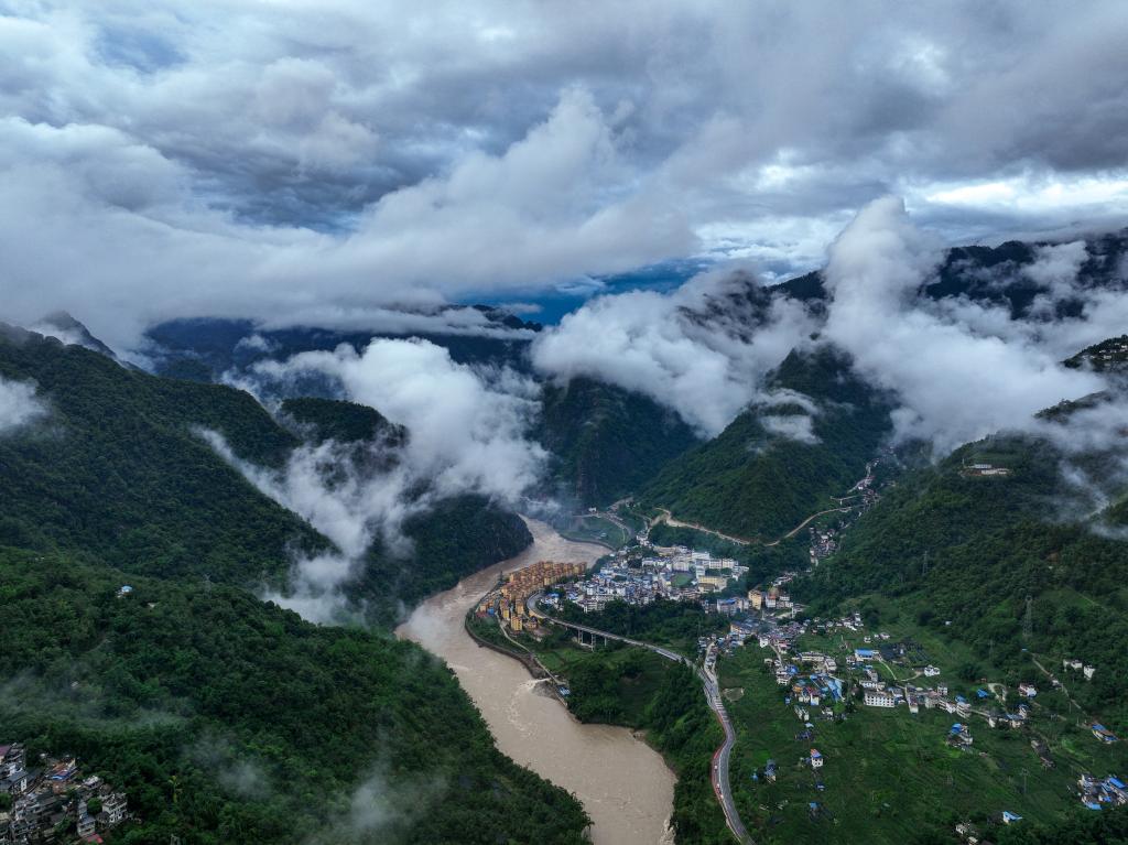 新華全媒+丨國(guó)道之行 從雪山奔向大海丨怒江，霧江