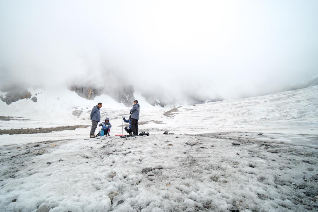 新時(shí)代中國(guó)調(diào)研行·長(zhǎng)江篇丨玉龍雪山上的一片雪花，長(zhǎng)江里的一滴水