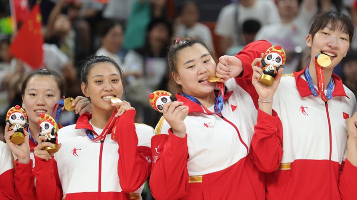 中國隊?wèi)?zhàn)勝日本隊獲得大運(yùn)會女子籃球金牌