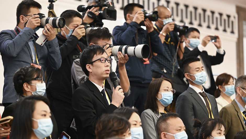 記者在開幕會前采訪黨代表